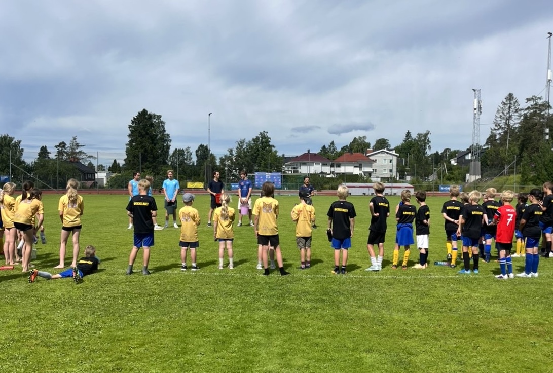Barn i farta på Sportsplassen